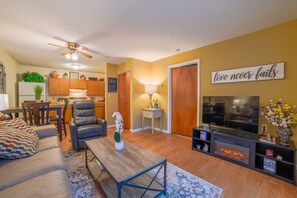 Smart TV, fireplace - Lovely in Walloon Village (Walloon Lake)