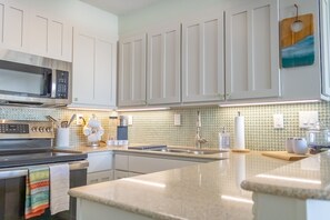 Fridge, microwave, oven, stovetop - Come and enjoy our Galveston Island HideAway (Galveston)