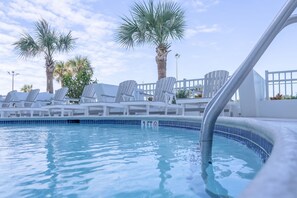 Una piscina al aire libre, una piscina climatizada