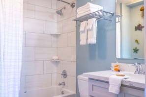 Bañera con ducha, secador de pelo, toallas, jabón