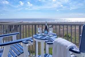 Outdoor dining - Come and enjoy our Galveston Island HideAway (Galveston)