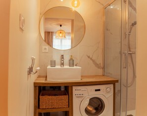 Dusche, Haartrockner, Handtücher, Seife