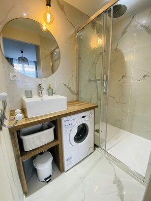 Douche, séchoir à cheveux, serviettes fournies, savon