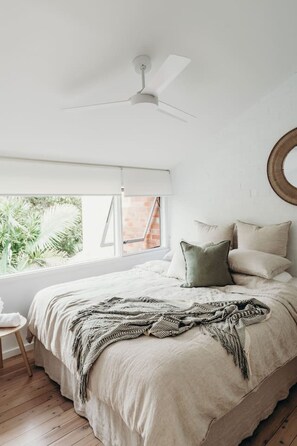 2 bedrooms, iron/ironing board, travel cot, WiFi - Luxury Accomodation | LOFT Corlette | Pet Friendly (Corlette)