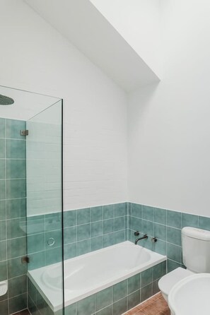 Bathtub, hair dryer - Luxury Accomodation | LOFT Corlette | Pet Friendly (Corlette)