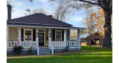 Senoia Farmhouse close to town, the home of The Walking Dead.