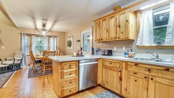 Kylskåp, mikrovågsugn, spishäll och diskmaskin