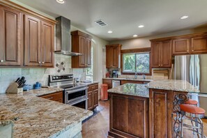Fridge, microwave, oven, stovetop - A Hill Country Hideaway–A Perfect Spring getaway in Dripping Springs! (Dripping Springs)