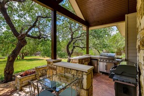 Outdoor dining - A Hill Country Hideaway–A Perfect Spring getaway in Dripping Springs! (Dripping Springs)