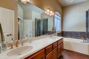 Combined shower/bathtub, eco-friendly toiletries, hair dryer, towels - A Hill Country Hideaway–A Perfect Spring getaway in Dripping Springs! (Dripping Springs)