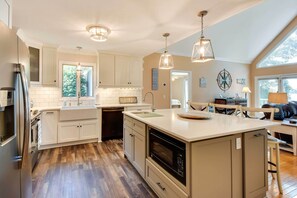 Fridge, microwave, stovetop, dishwasher - Lake Hartwell Home w/ Private Dock & Hot Tub! (Lavonia)