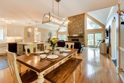 Lake Hartwell Home w/ Private Dock & Hot Tub!