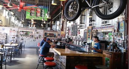 Airy Guesthouse - Walkable Neighborhood Coffe Shop / Restaurants /Bakery