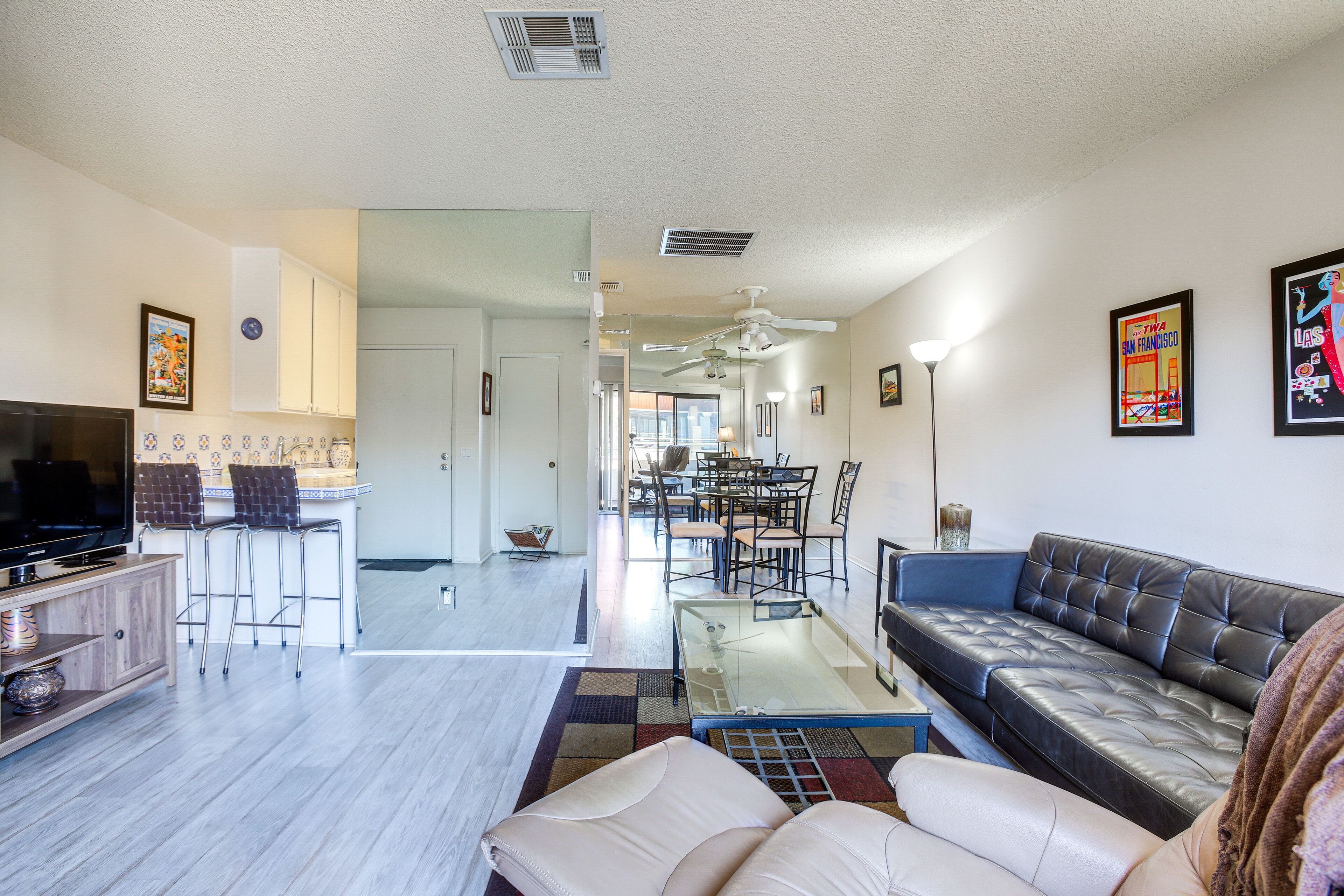 Living Room | Flat-Screen TV | Cable