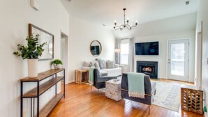 Smart TV, fireplace, foosball - Fun-Filled Stay: Game Room*HOT TUB* (Spring Hill)