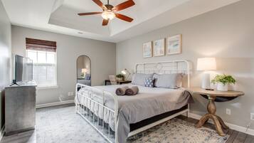 4 Schlafzimmer, Schreibtisch, Bügeleisen/Bügelbrett, Reisekinderbett