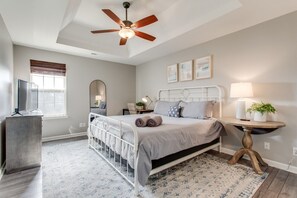 4 soverom, skrivebord, strykejern/-brett og reiseseng for barn