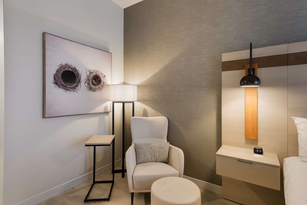 Standaard kamer, 1 kingsize bed, niet-roken, koelkast & magnetron | 1 slaapkamer, hypoallergeen beddengoed, een kluis op de kamer