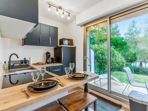 Kühlschrank, Mikrowelle, Ofen, Wasserkocher mit Kaffee-/Teezubehör