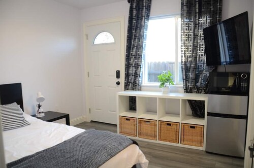 Modern 1 Bed/1 Bath with private entry/yard