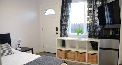 Modern 1 Bed/1 Bath with private entry/yard