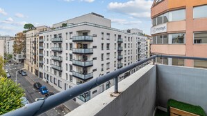 A multi-story building with balconies, a visible sign reading "Norsys," and a clear sky. - Appartement de la Bannière - Welkeys (Lyon)