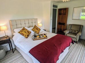 3 bedrooms, free WiFi, bed sheets - Lie back and count the stars whilst lazing in the hot tub. (Gissing, near Diss)