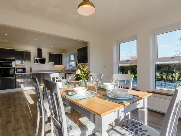 Dining - Lie back and count the stars whilst lazing in the hot tub. (Gissing, near Diss)