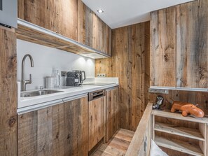 Geladeira, micro-ondas, fogão, lava-louças