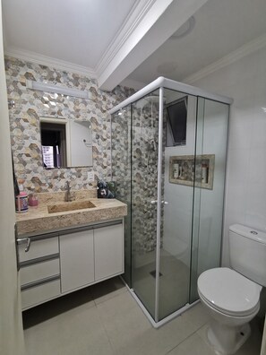 Shower, hair dryer, toilet paper