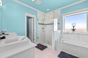 Baignoire et douche séparées, sèche-cheveux, serviettes fournies, savon