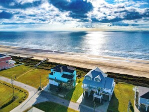 En la playa, sillas reclinables de playa, toallas de playa