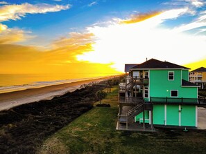Na praia, espreguiçadeiras, toalhas de praia 