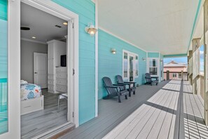 4 bedrooms, iron/ironing board, travel crib, free WiFi - Closest beachfront to Big Store with elevator and views from every room! (Crystal Beach)