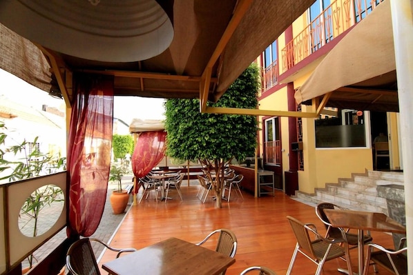 Outdoor dining - Hotel Santa Maria (Praia)