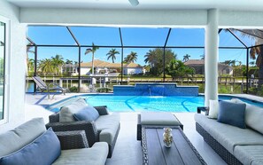 Alberca al aire libre y alberca climatizada