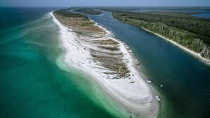 Nær stranden, solsenger og strandhåndklær