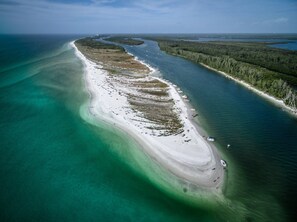 Playa en los alrededores, camastros y toallas de playa 