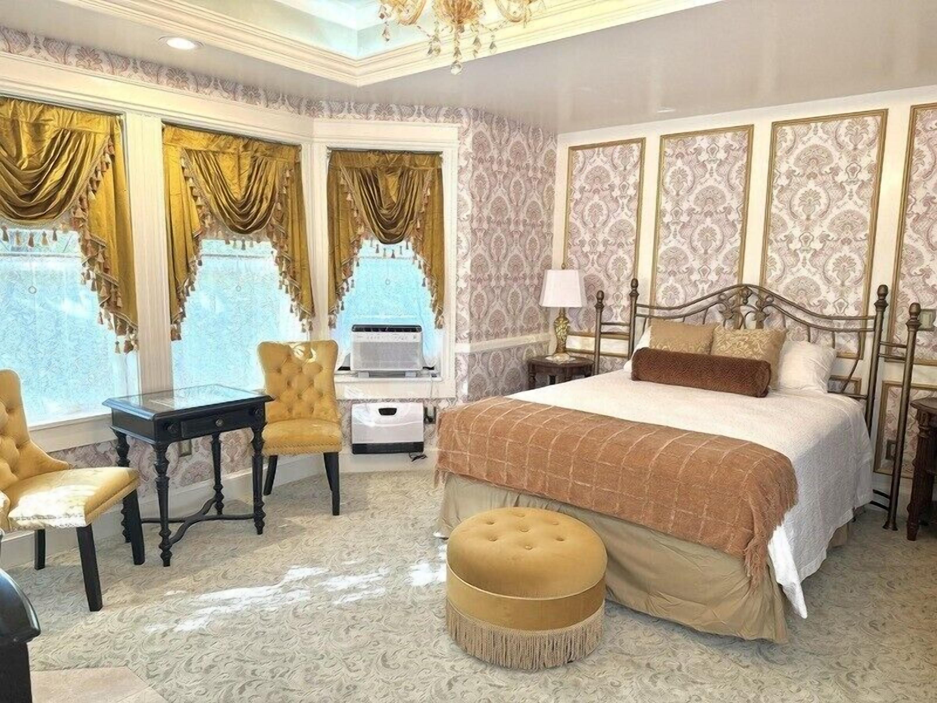 Grand Room, 1 Queen Bed, Non Smoking, Jetted Tub | Egyptian cotton sheets, premium bedding, individually decorated