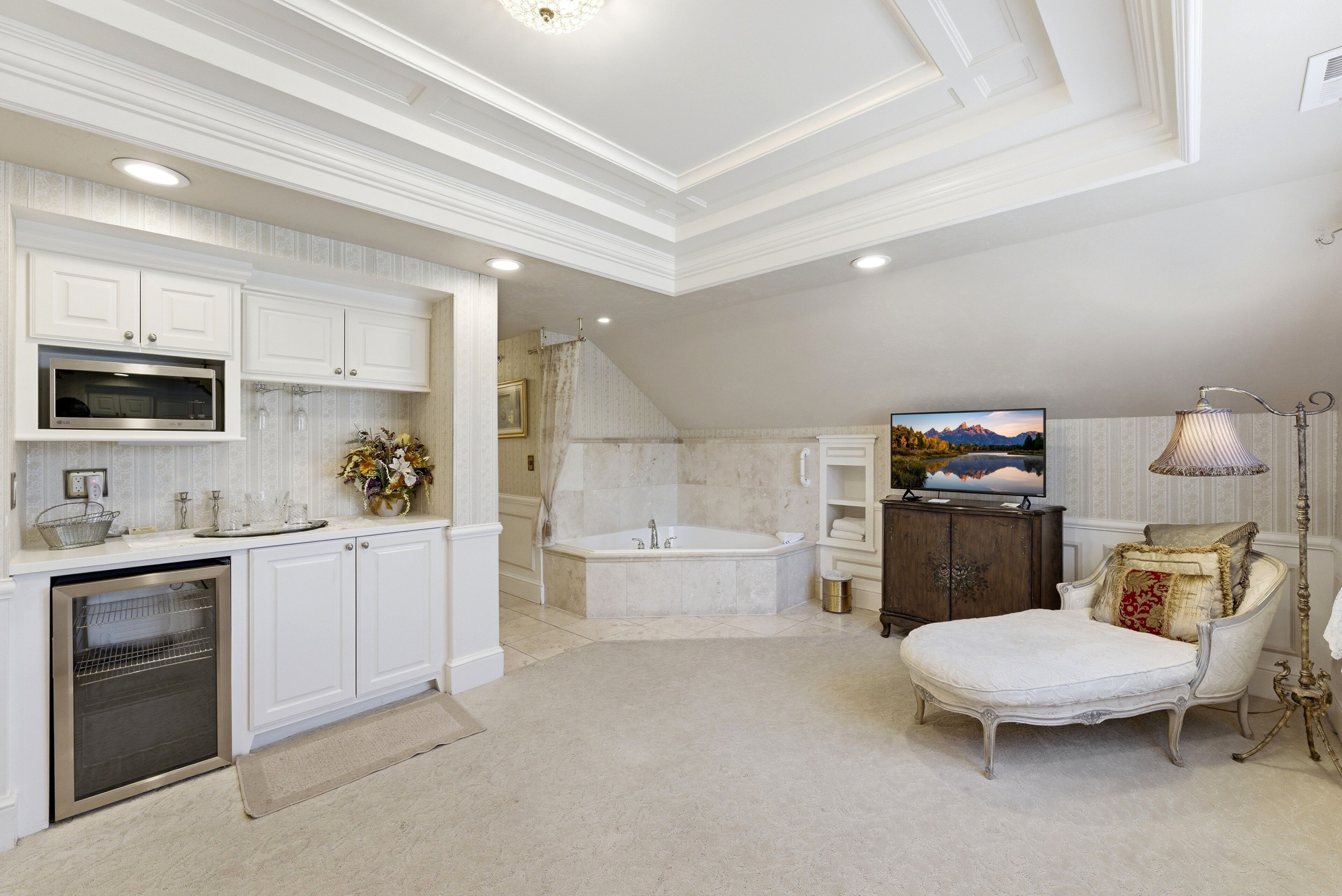 Senator Spa Suite | Egyptian cotton sheets, premium bedding, individually decorated