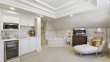 Senator Spa Suite | Egyptian cotton sheets, premium bedding, individually decorated