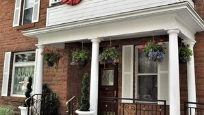 A two-story house with a porch, white columns, and a brick facade. - Heber Senator Bed and Breakfast (Heber City)