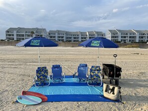 Beach nearby, sun loungers, beach towels