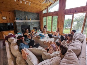 Smart TV, chimenea, libros y videoteca 