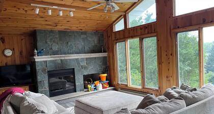 Rare Beachfront Cabin in Clearwater Bay, only 25 min from Kenora. Pet friendly!