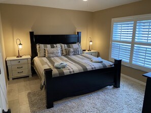 3 habitaciones, tabla de planchar con plancha y cuna de viaje 