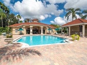 Alberca al aire libre y alberca climatizada