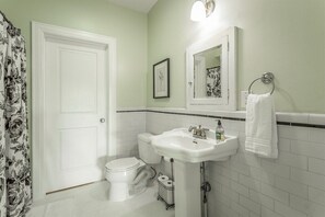 Bañera, bañera de hidromasaje, secador de pelo y toallas