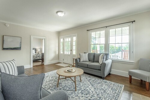 Adorable White Cottage |Close to Downtown|Sleeps 8