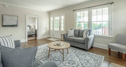 Adorable White Cottage |Close to Downtown|Sleeps 8